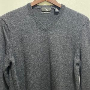 CALVIN KLEIN SWEATER WITH NECK IN V SIZE “M” GRAY COLOR.